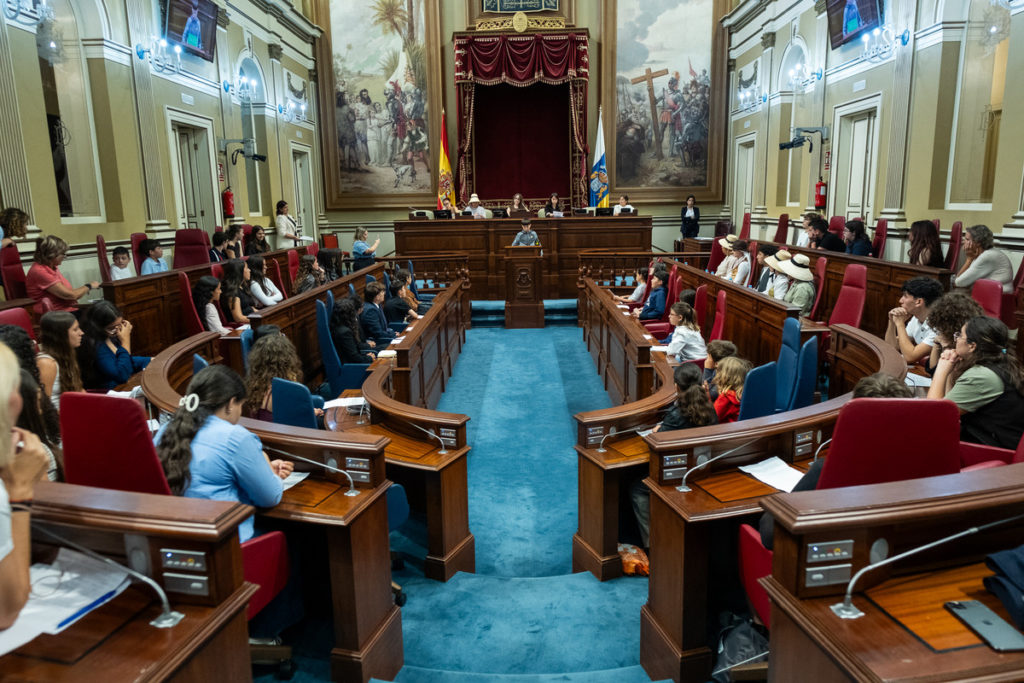 Alumnos de todas las Islas toman el Parlamento para reivindicar un modelo sostenible para Canarias