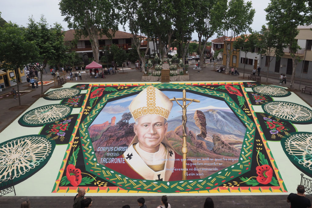 Flores, arena y sal para dibujar de fe y tradición las calles de La Laguna y Tacoronte por el Corpus