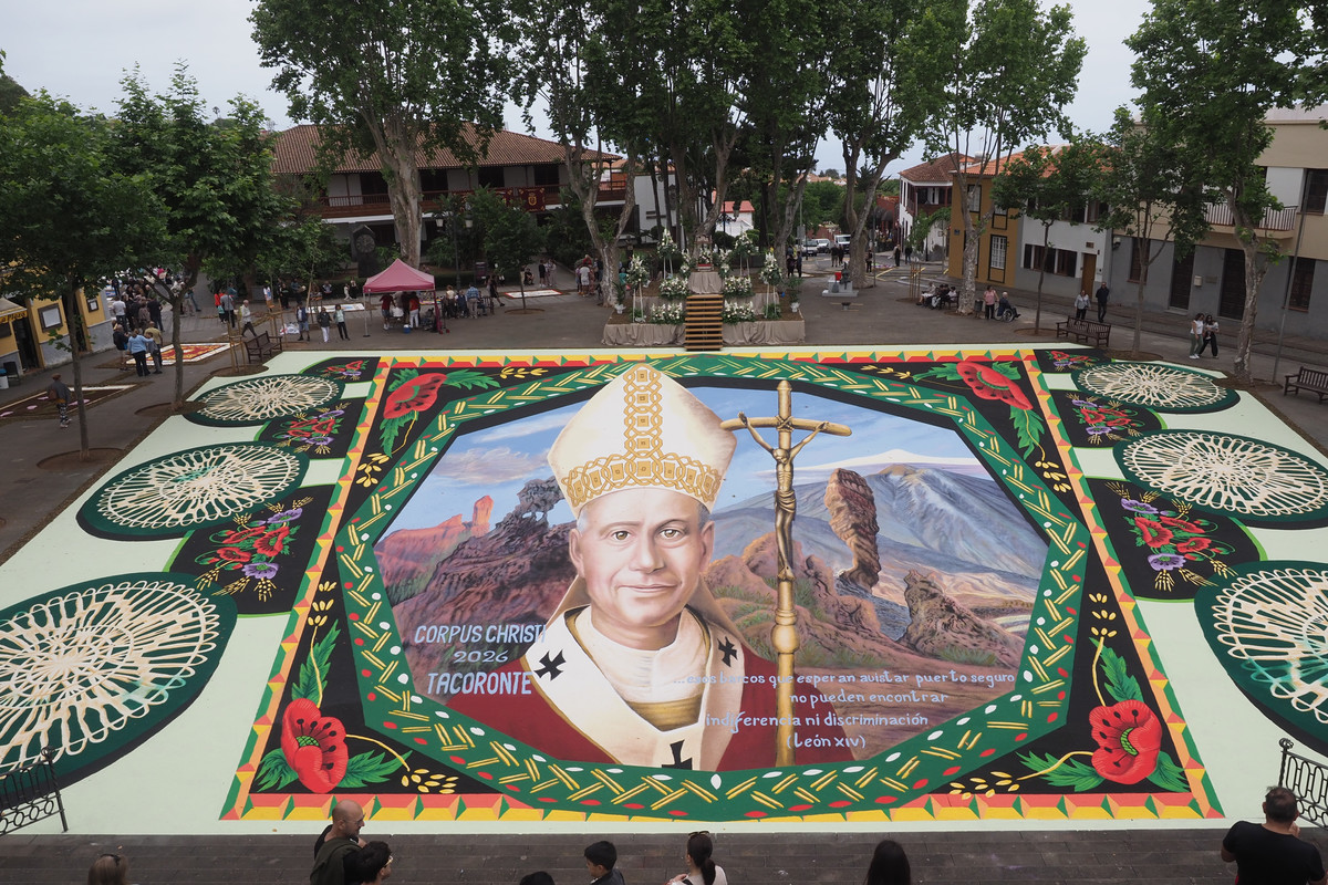 Flores, arena y sal para dibujar de fe y tradición las calles de La Laguna y Tacoronte por el Corpus
