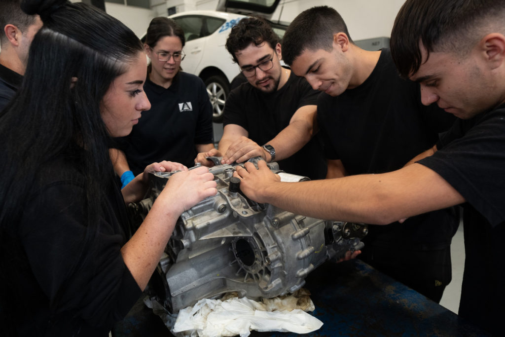 Alumnos de la familia profesional de Transporte y Mantenimiento de Vehículos del CIFP La Laguna. | Fran Pallero