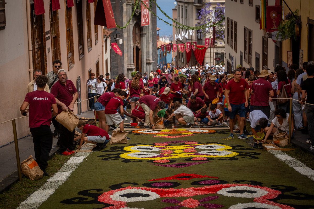 Las alfombras de flores coronan el día gran de La Orotava