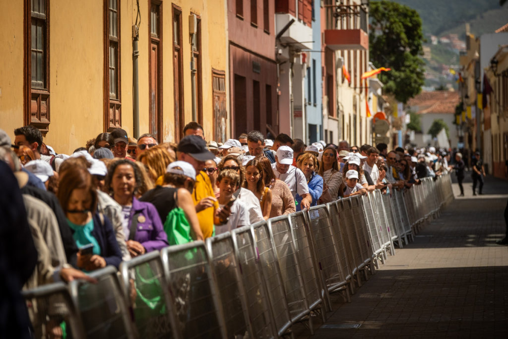 Thousands awaited the arrival of Pope León XIV with excitement.
