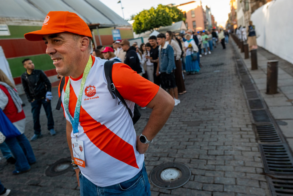 One of the hundreds of volunteers at the entrance of the Plaza del Cristo.