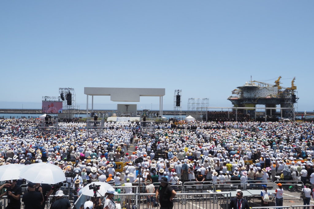 La eucaristía de despedida del papa León XIV reunió a unos 35.000 fieles en una jornada de intenso calor. | Sergio Méndez