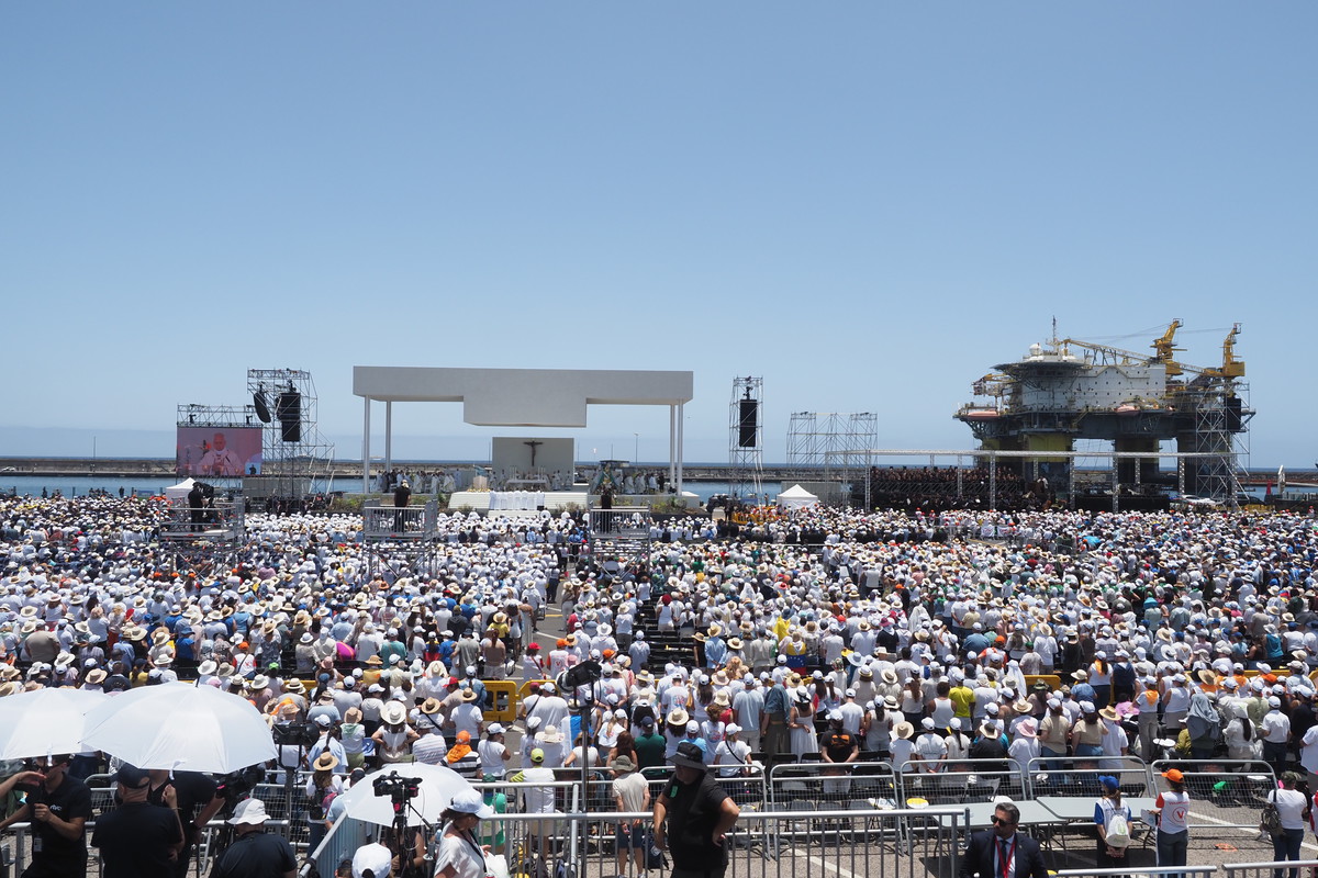 La eucaristía de despedida del papa León XIV reunió a unos 35.000 fieles en una jornada de intenso calor. | Sergio Méndez