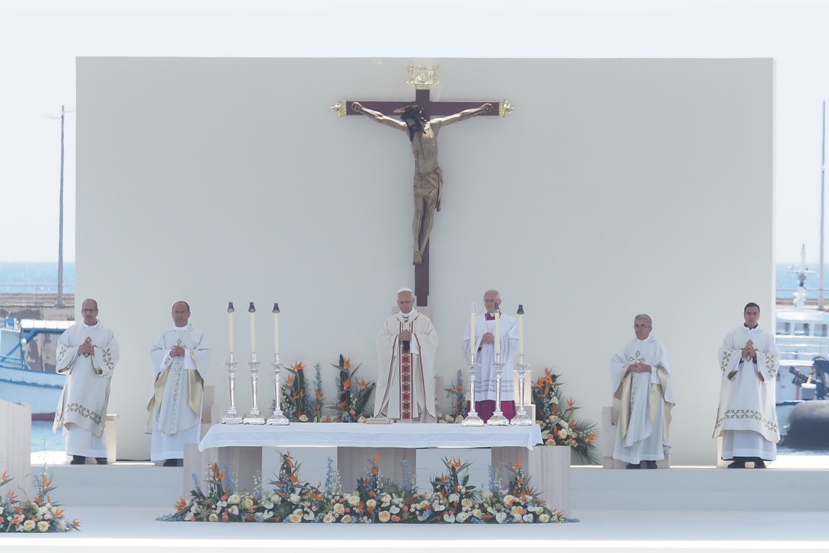 Diferentes momentos de la misa oficiada por el papa León XIV en el puerto de Santa Cruz de Tenerife.
