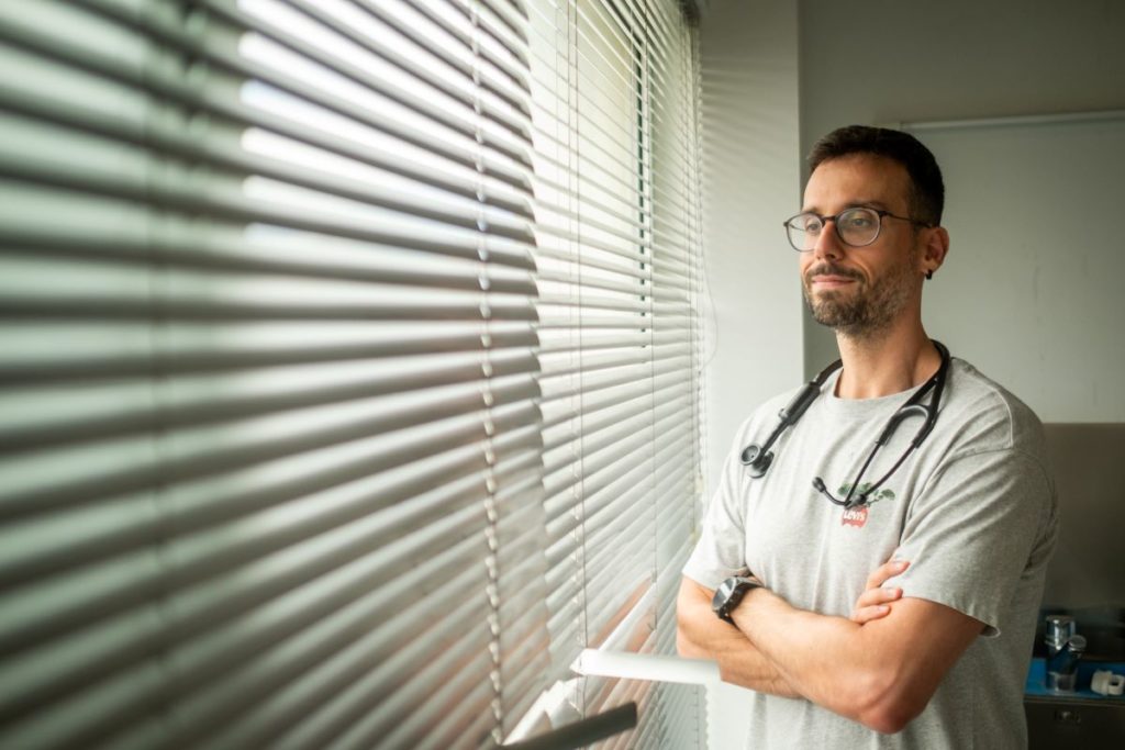 Faustino Afonso, médico y nadador tinerfeño: “Volvería a nacer con discapacidad, todo lo que soy hoy también nace de ahí”