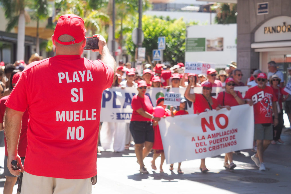 Manifestación contra la ampliación del puerto de Los Cristianos. | Sergio Méndez