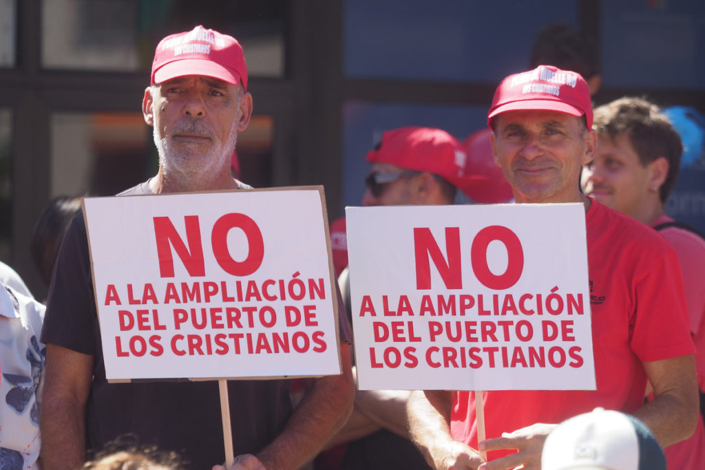 Manifestación contra la ampliación del puerto de Los Cristianos. | Sergio Méndez