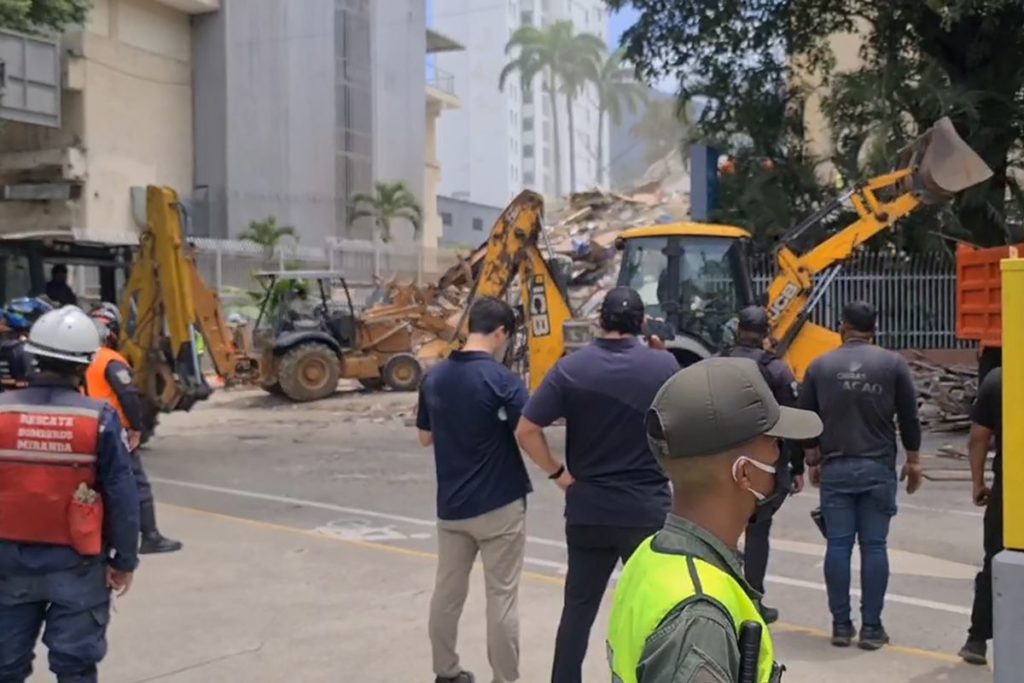 Exteriores confirma el número de españoles en Venezuela: cuatro muertos, 106 desaparecidos y 14 bajo los escombros