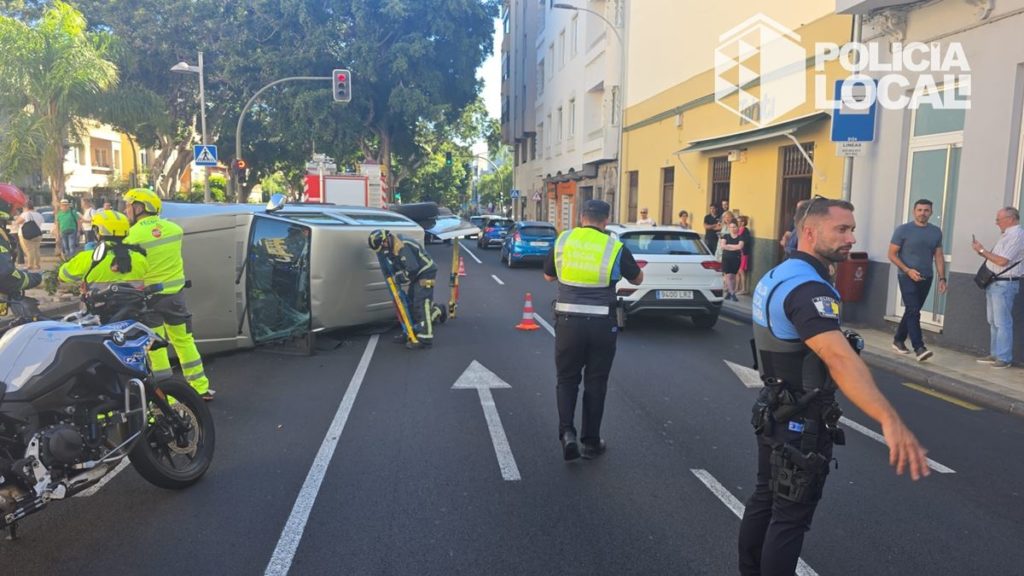 Aparatoso accidente en Santa Cruz: vuelca con su coche y queda atrapado dentro
