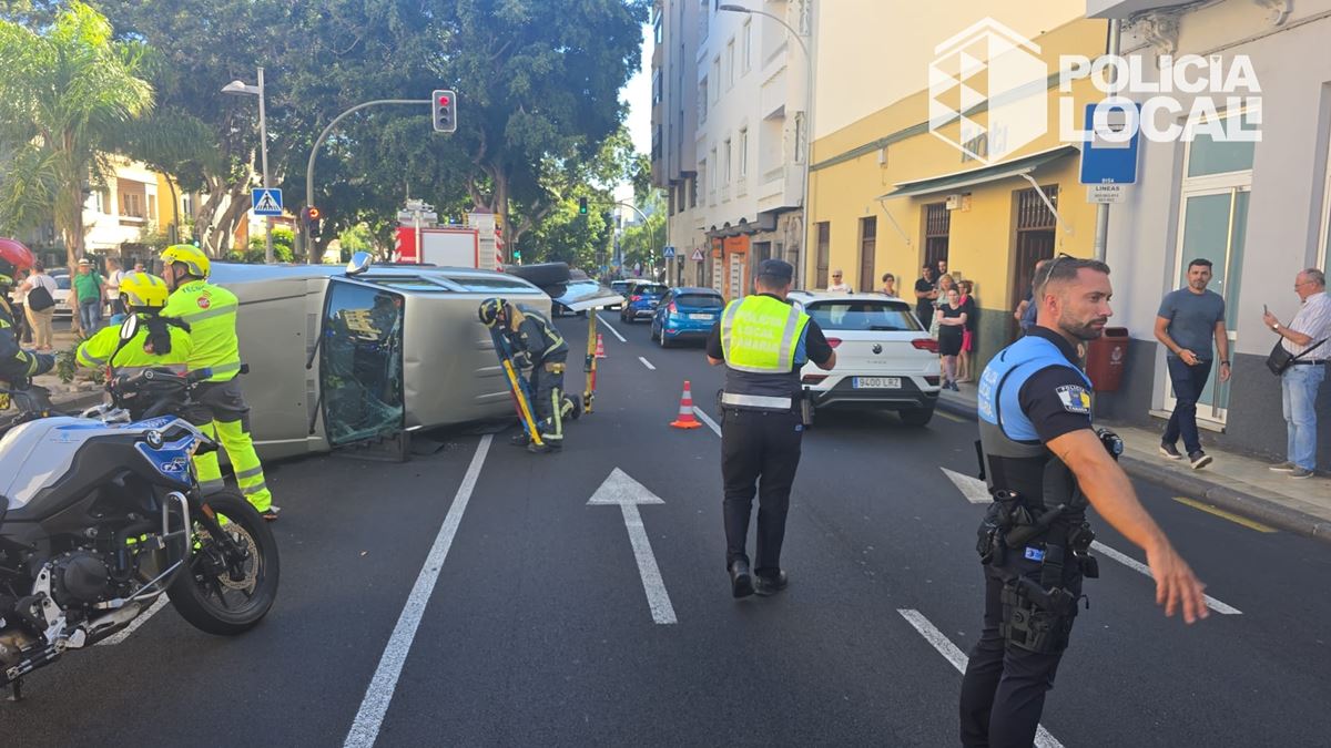 Aparatoso accidente en Santa Cruz: vuelca con su coche y queda atrapado dentro