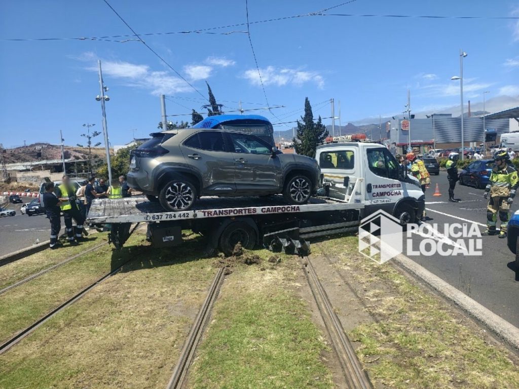 Dos heridos al descarrilar el tranvía de Tenerife tras impactar con una grúa