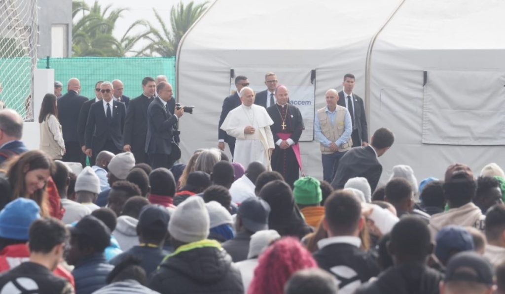 El papa León XIV defiende en el centro de Las Raíces que la migración contribuye al “enriquecimiento mutuo de los pueblos”