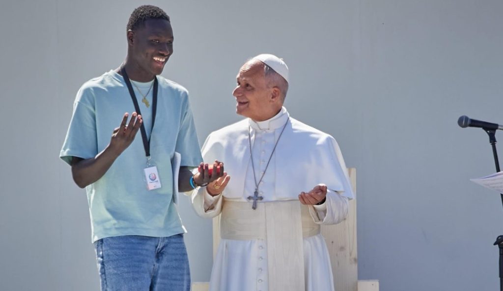Mbacke, migrante senegalés, baila el viral ‘six seven’ con León XIV en en el acto de La Laguna.
