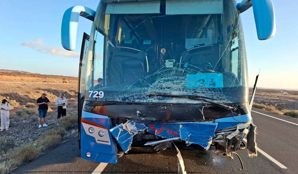 Tragedia en las carreteras canarias: una colisión entre tres vehículos y una guagua deja dos fallecidos y un menor hospitalizado