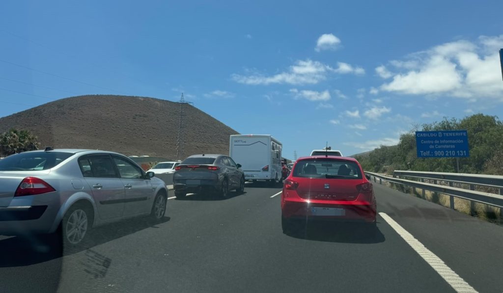 Cerrada la TF-1 para el aterrizaje de un helicóptero tras un accidente mortal de moto
