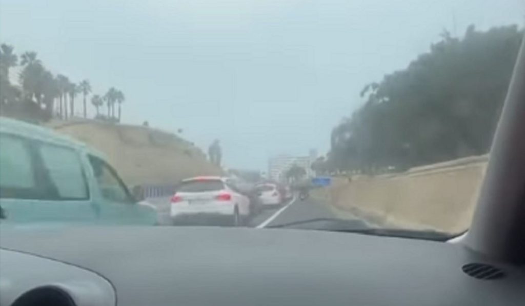 Adelanta por el arcén en pleno colapso de la TF-1 y desata la indignación: “Se buscan neuronas”