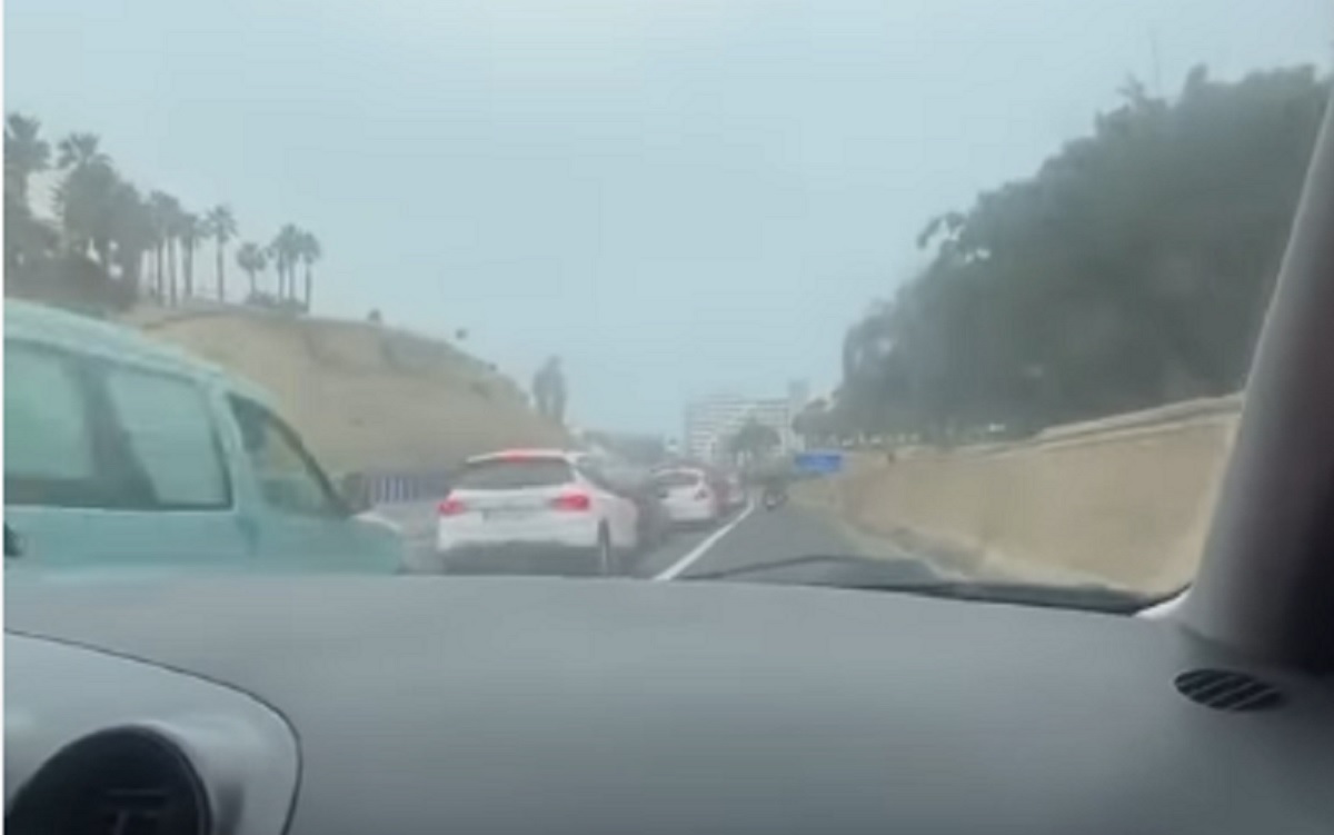 Adelanta por el arcén en pleno colapso de la TF-1 y desata la indignación: "Se buscan neuronas"
