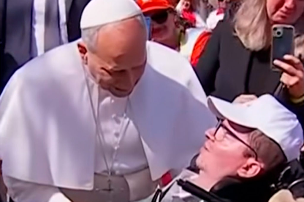 Andrés Marcio Olona, activista con laminopatía, cumple su sueño de conocer al papa León XIV en Tenerife
