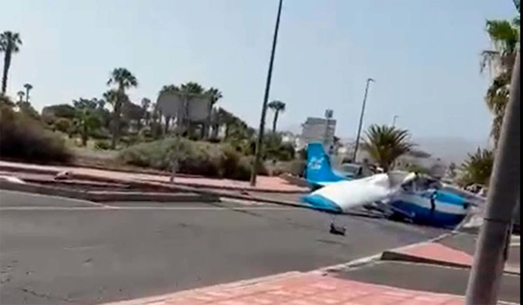 Una avioneta aterriza de emergencia en plena calle en el sur de Tenerife