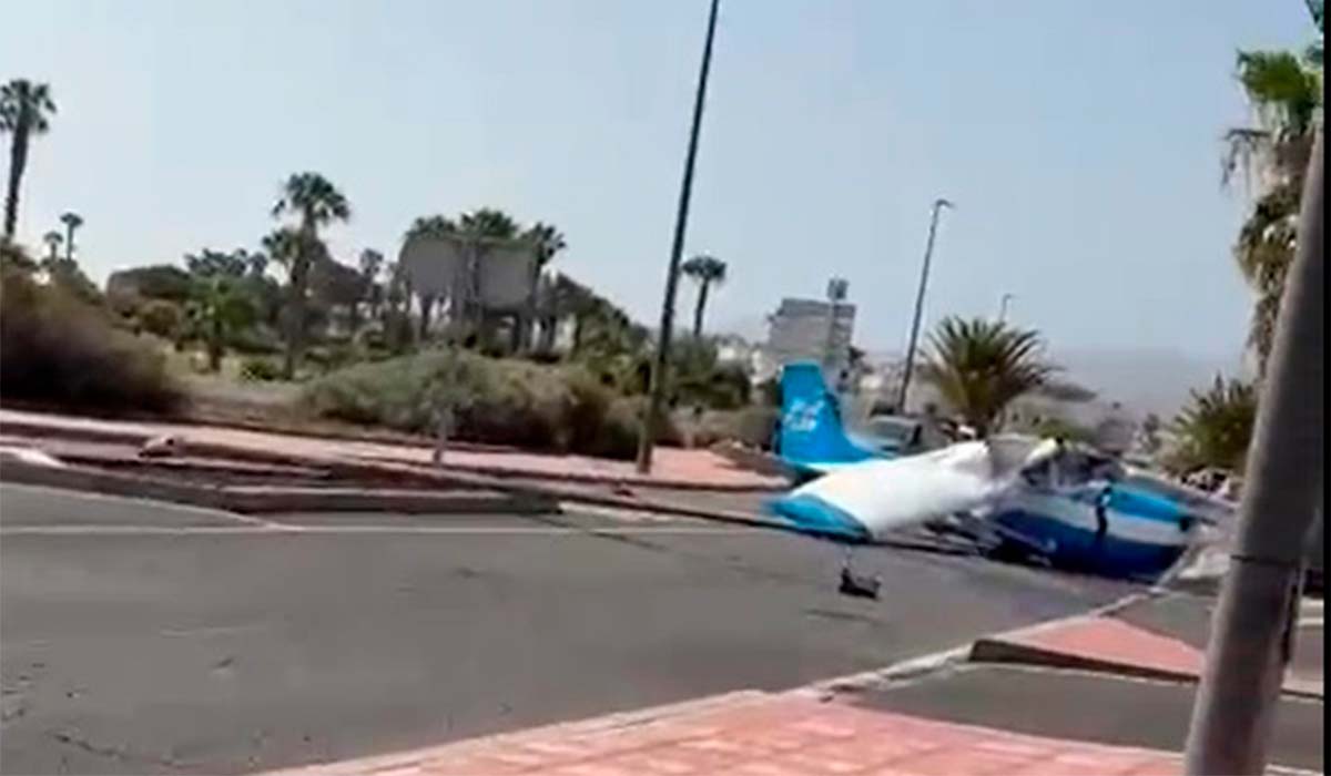 Una avioneta aterriza de emergencia en plena calle en el sur de Tenerife