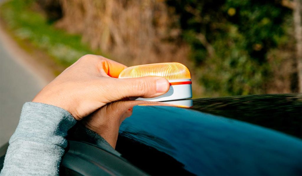 La DGT aclara qué datos transmite la baliza V16: lo que cambia con la nueva norma ya en vigor