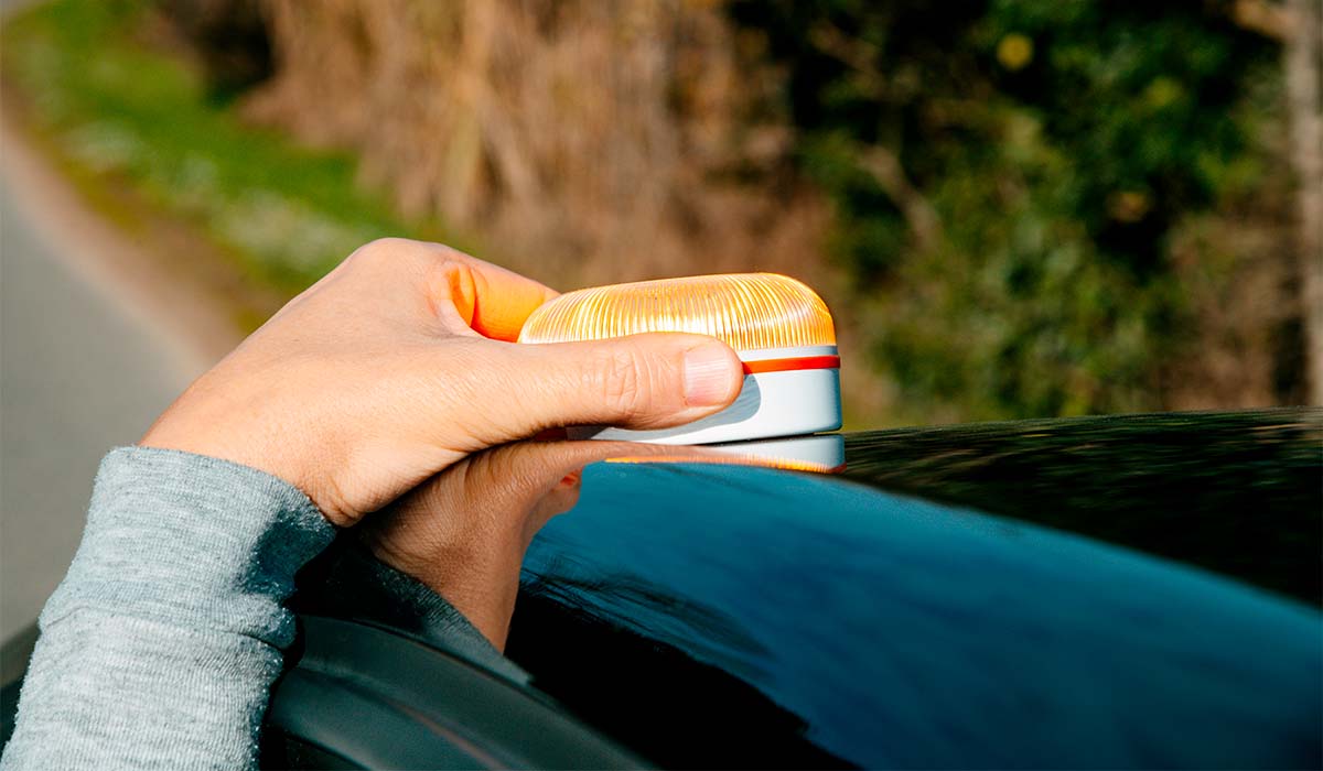 La DGT aclara qué datos transmite la baliza V16: lo que cambia con la nueva norma ya en vigor