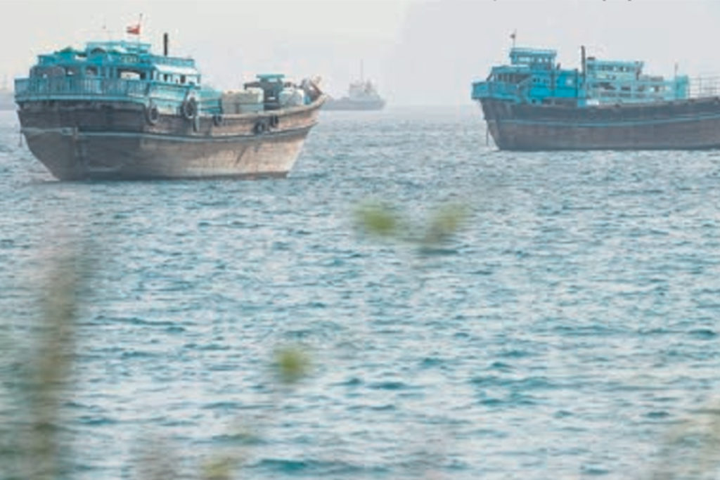 Los barcos vuelven a transitar por el estrecho de Ormuz tras el anuncio del acuerdo de paz