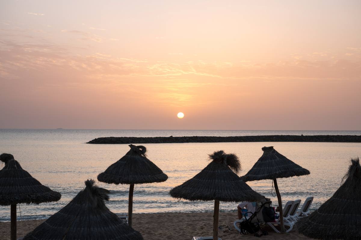 ‘Just Lío’ eleva el tardeo sobre la playa de El Camisón