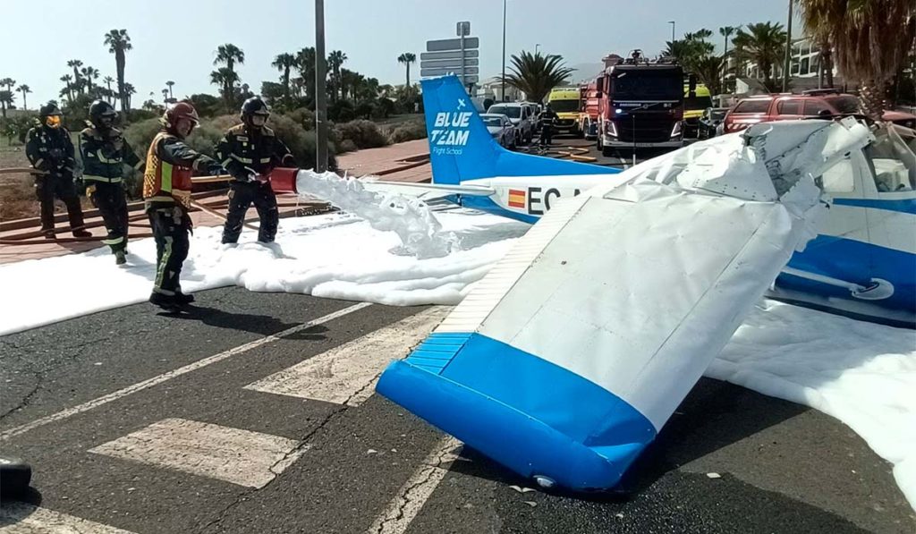El 112 da la última hora sobre la avioneta aterrizada de emergencia en el sur de Tenerife: por qué los bomberos echan espuma