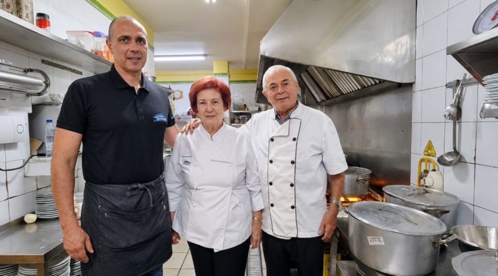 La historia de Casa Tomás, el restaurante de Tenerife famoso por sus papas con costillas y piña