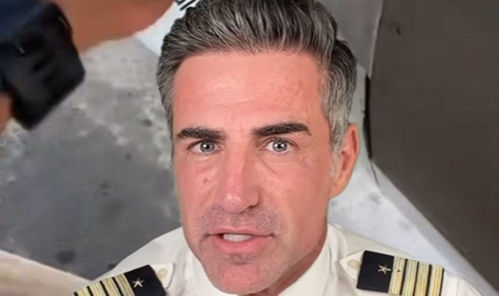 Un piloto aclara el misterio de la cinta en los aviones que ‘aterra’ a los pasajeros: “No es como la que tenemos en casa”