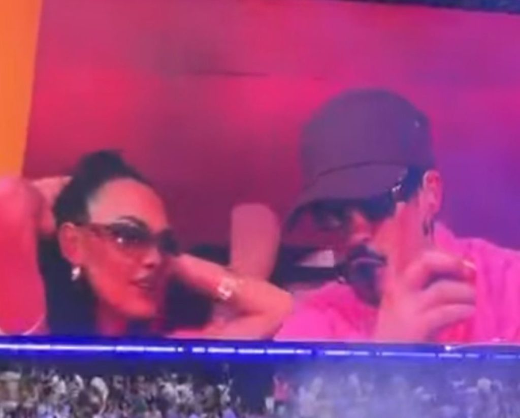 Una joven tinerfeña se sube a "La Casita" de Bad Bunny