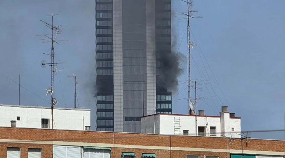 Desalojo de urgencia en las Cuatro Torres de Madrid por un incendio