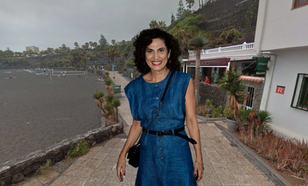 Montaje fotográfico de la actriz Toni Acosta sonriendo junto a la fachada exterior del restaurante Casa Julián Balcón del Mar en el Puerto de la Cruz