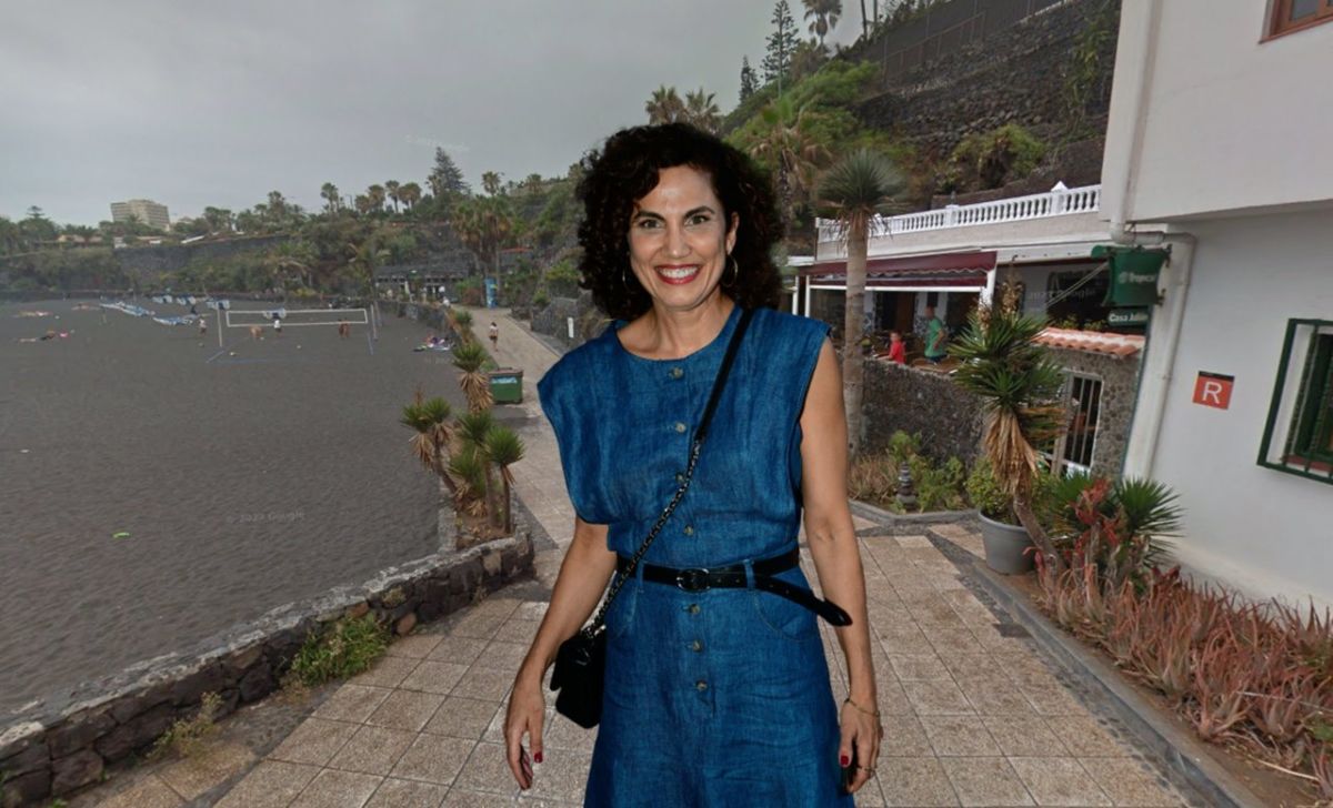 Montaje fotográfico de la actriz Toni Acosta sonriendo junto a la fachada exterior del restaurante Casa Julián Balcón del Mar en el Puerto de la Cruz