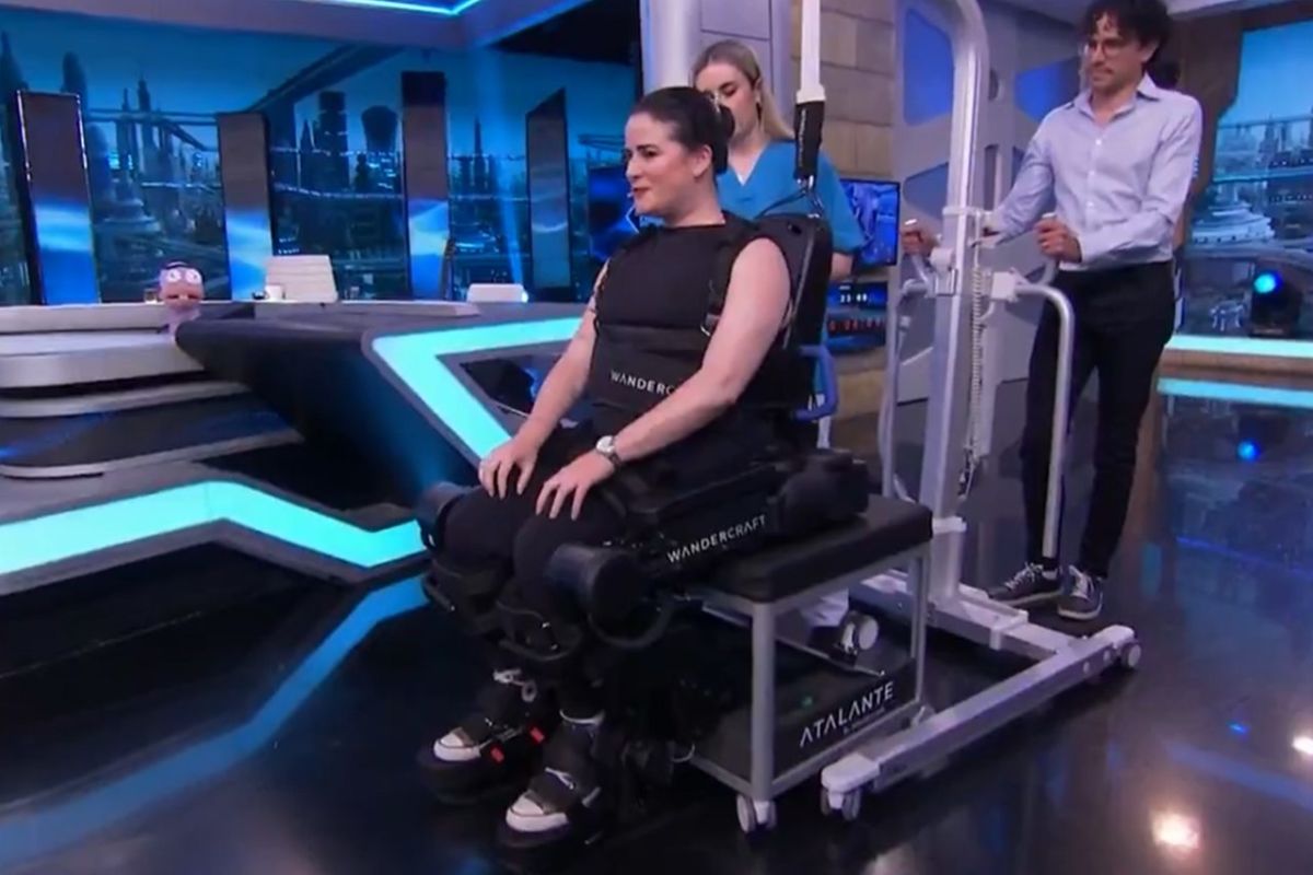 Anabel Domínguez, creadora de contenido conocida como No soy lo que ves, sentada en silla de ruedas durante su intervención en El Hormiguero