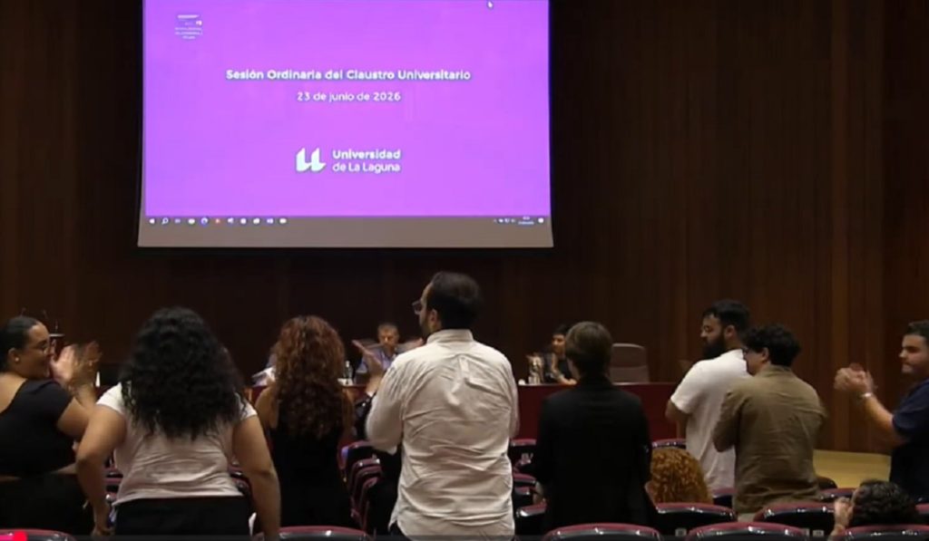 Los estudiantes de la ULL, en pie de guerra: exigen la dimisión del rector y abandonan el Claustro tras el recorte de exámenes