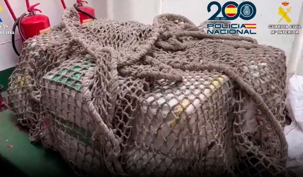 Abordaje de "extrema peligrosidad" al sur de Canarias a un velero con media tonelada de cocaína