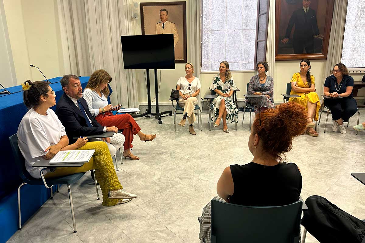 Más refuerzo educativo y actividades extraescolares para el próximo curso en los centros de Santa Cruz
