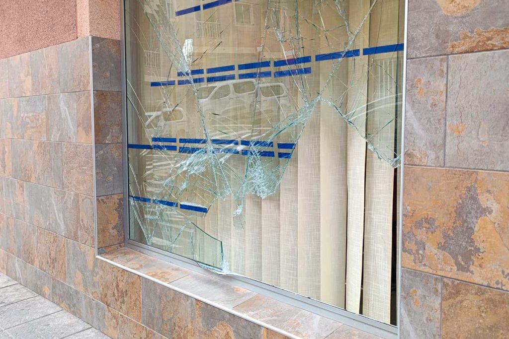 Los comercios de El Fraile, en vilo ante el destrozo de una decena de cristaleras