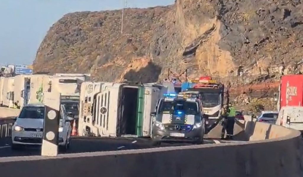 Cortan el tráfico en la TF-1 por el vuelco de un camión