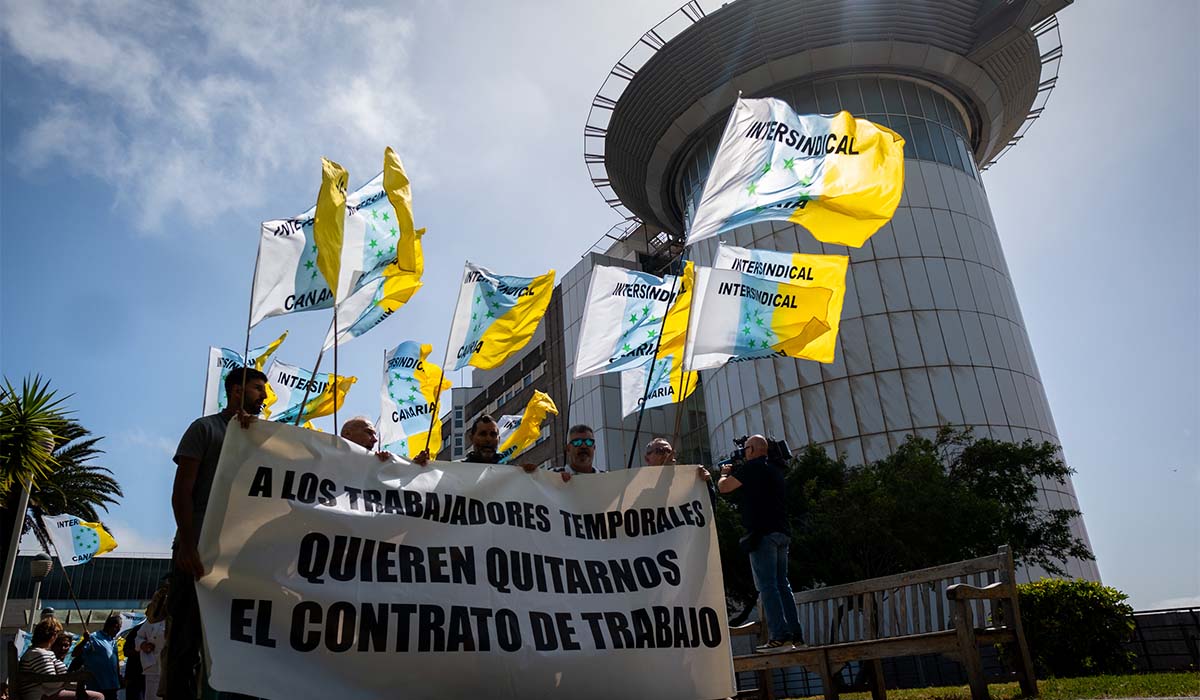 Los trabajadores del HUC amenazan con una huelga por la sobrecarga y los "recortes salvajes"