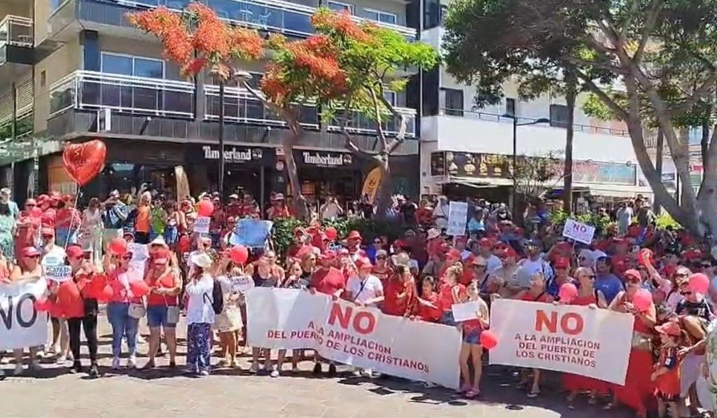 3.000 personas gritan en las calles de Los Cristianos: “Playa sí, muelle no”