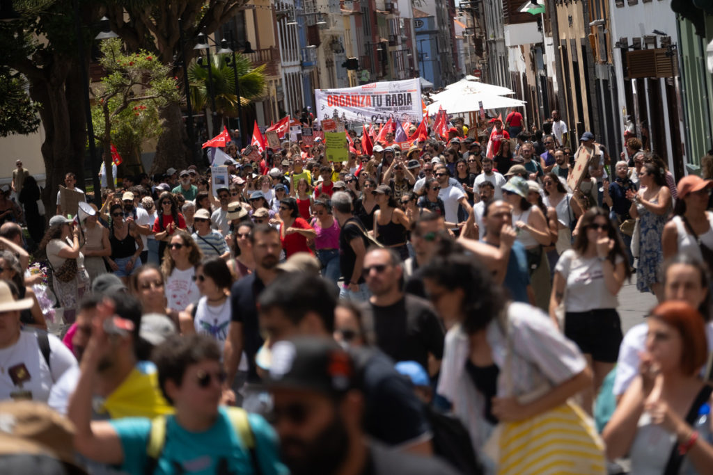 Multitudinaria manifestación en Tenerife por la crisis de la vivienda