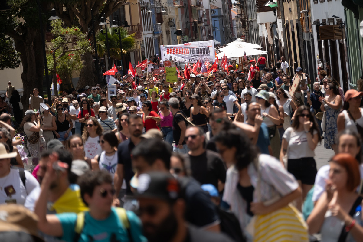 Multitudinaria manifestación en Tenerife por la crisis de la vivienda
