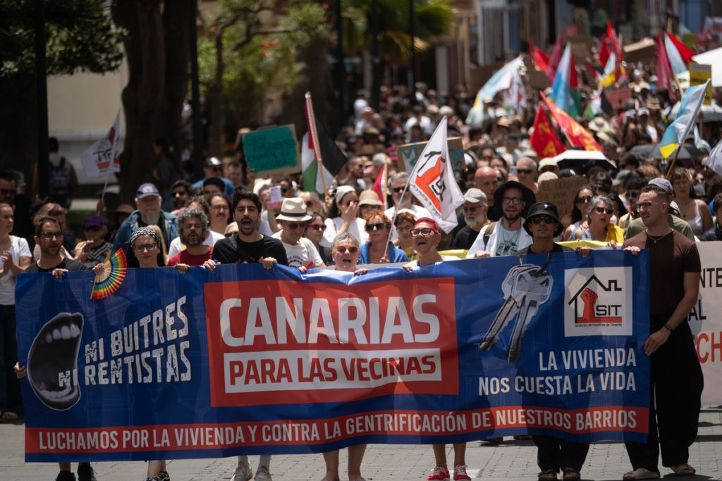 Multitudinaria manifestación en Tenerife por la crisis de la vivienda