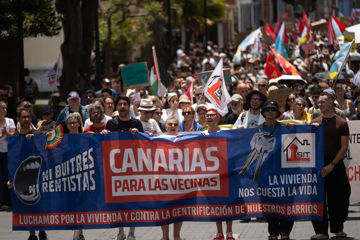 Multitudinaria manifestación en Tenerife por la crisis de la vivienda