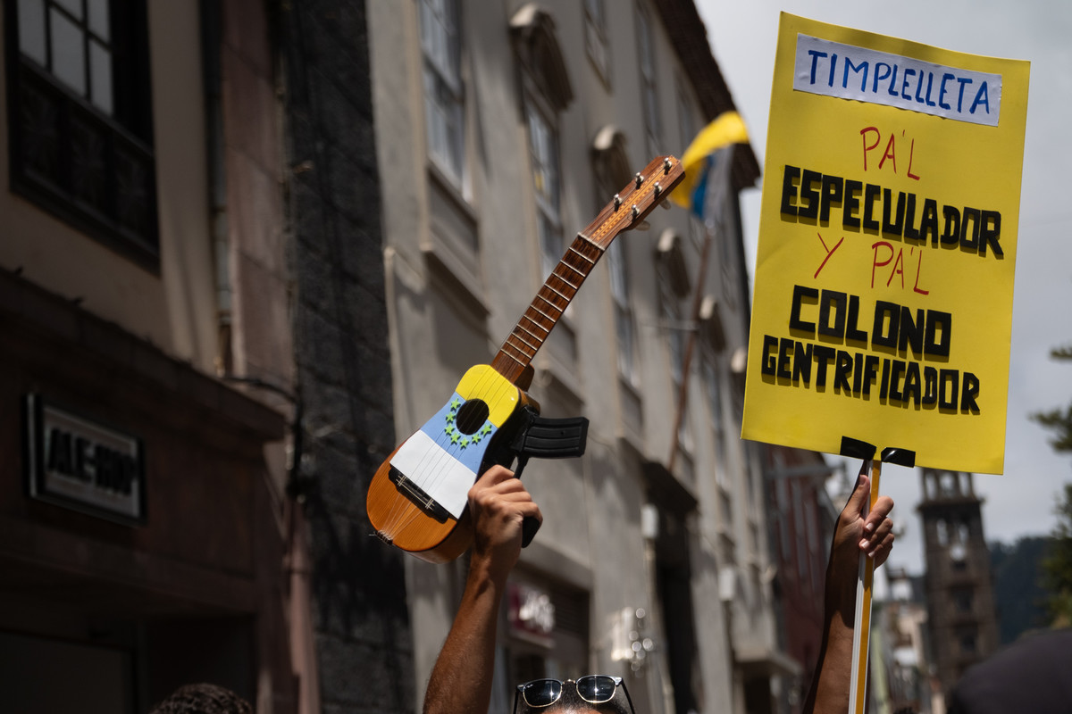 Multitudinaria manifestación en Tenerife por la crisis de la vivienda